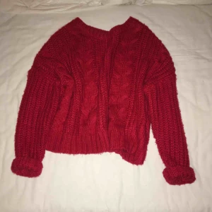  - Snygg röd stickad tröja. Passar både XS och S. Närt intill oanvänd. Väldigt väldigt mjuk! Har du några frågor eller vill ha fler bilder är det basa att skriva till mig 😊 Frakt betalar köparen.