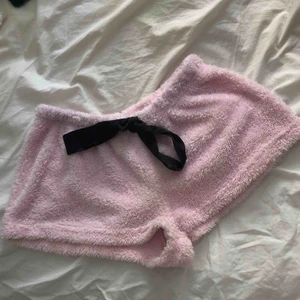  - Säljer ett par fluffiga mjukis shorts som inte används. Kan fraktas för 39:- med postnords brev.