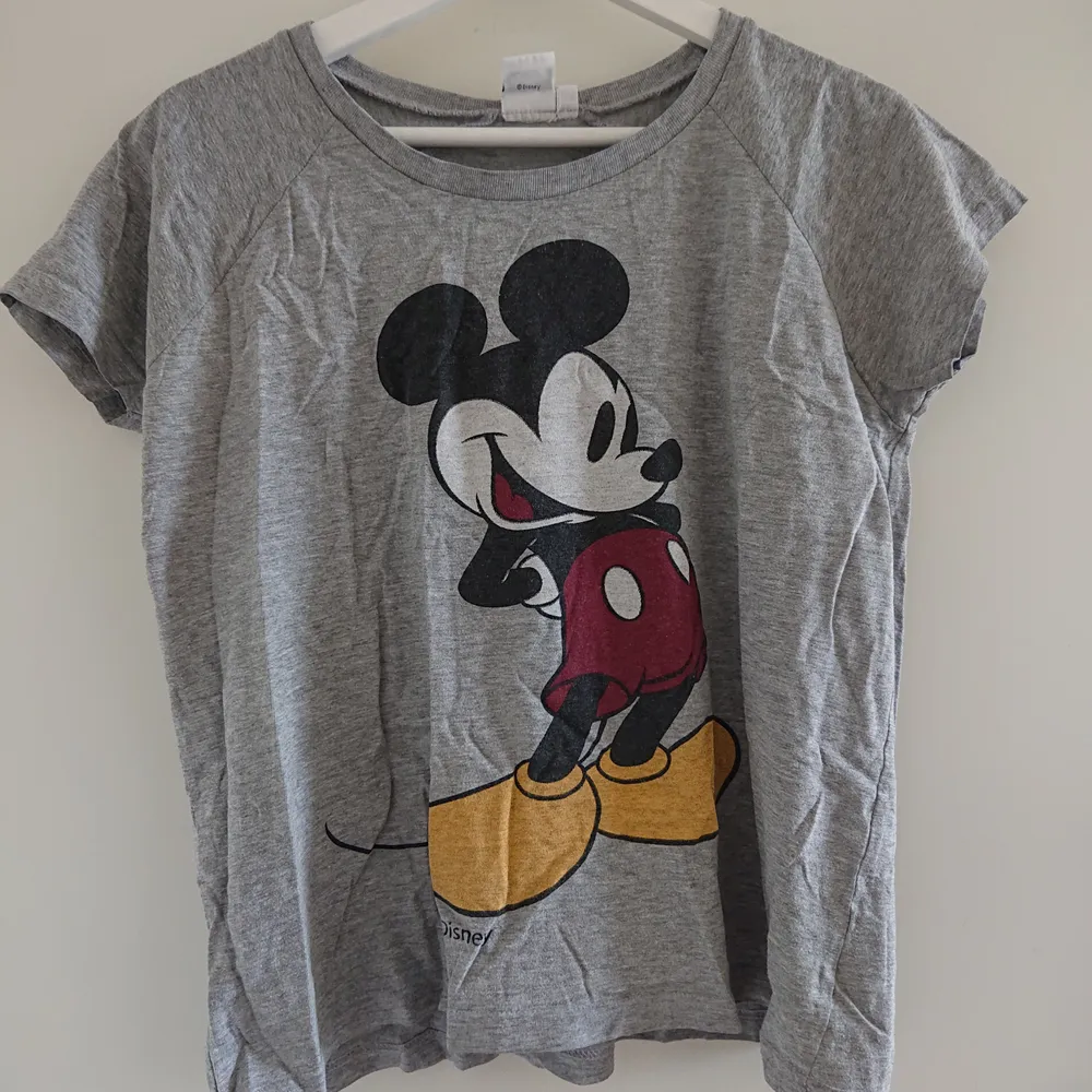 Mickey Mouse T-shirt i storlek XS. Lite oversized. Gott skick! . T-shirts.