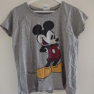 Mickey Mouse T-shirt i storlek XS. Lite oversized. Gott skick! 