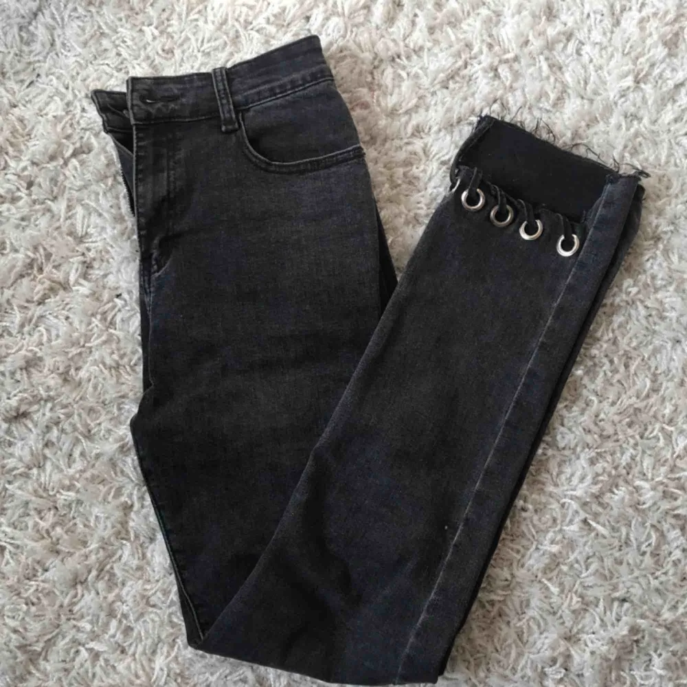 Jeans köpta från Nelly. Cool detalj vid nedre delen av smalbenet. Frakt inkluderat i priset☺️. Jeans & Byxor.
