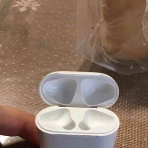  - En fullt fungerade air pod laddare