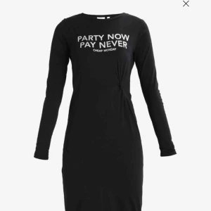  - LATE DRESS PARTY NOW - Jerseyklänning. Använd max 5 gånger  Ord. pris: 399kr 