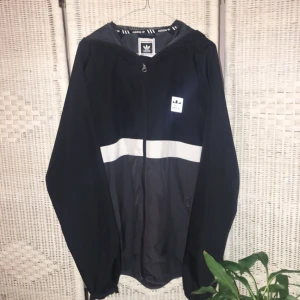  -  Adidas vindjacka med reflex !!! Look ovah here om du har stil för att denna är 2 DIE 4. Köpte denna jacka i NEW YORK i somras och den är inte annat än älskvärd... nu är det dags för en ny ägare.    FRI FRAKT 💌   FÖREDRAR SWISH ❗❗❗