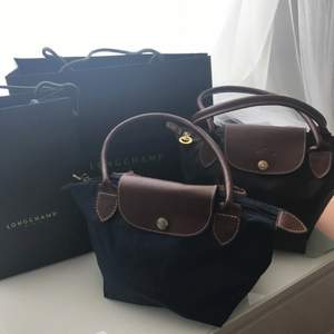 Två Longchamp 'Mini Le Pliage' handväskor inköpta hos Longchamp store i år 2016. Säljes tillsammans för 250kr 