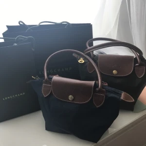  - Två Longchamp 'Mini Le Pliage' handväskor inköpta hos Longchamp store i år 2016. Säljes tillsammans för 250kr 