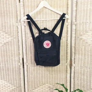  - Knappt använd FJÄLLRÄVEN KÅNKEN mini i svart 

Nypris på naturkompaniet: 699 :-

❗️Föredrar swish ❗️

FRI FRAKT💌