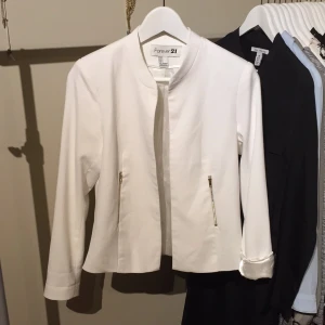  - Jacka/kavaj från Forever21 i storlek S. Riktigt fint, lite glansigt material som känns lyxigt. Fickor fram med dragkedja i guld. Köpt i USA. Mycket lite använd. 