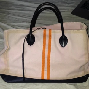  - Rosa sportig väska, inte helt ny