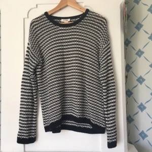  - Stickad tröja från monki! Välanvänd, mjuk och lite nopprig.  Frakten ingår i priset (42kr) 🌱