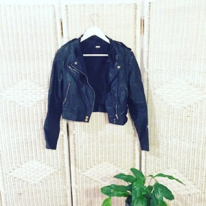  - Smått sliten skinnis jackis för dem som gillar det, I know I do 😉 Nu har den tyvärr blivit liiiiite för liten för mig så ny ägare sökes!! Den är lite mindre i formen, slutar vid midjan ungefär, OTROLIGT SNYGG🔥🔥🔥 Från Gina Tricot är den! 

❗️Föredrar swish ❗️

FRI FRAKT 💌