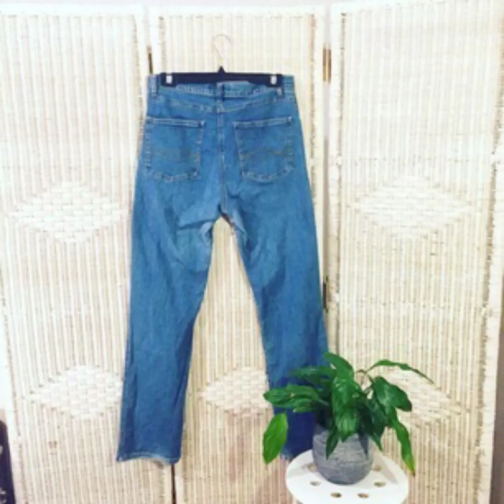 Höga blå jeans kommer lastatttttt !!! Denna gång är dem i stretch och något OTROLIGT bekväma. Köpte dem för några år sedan och de har varit en räddare i nöden i många lägen, ni vet när inget annat funkar och så gräver man i garderoben och hittar dessa 👖 nu är det dags att de får en ny ägare som känner samma glädje ❤️

FRI FRAKT 🔥. Jeans & Byxor.
