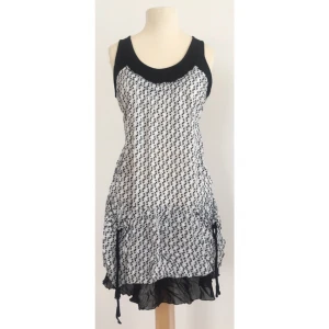  - Ledig klänning med klassiskt mönster och fina detaljer.  Märke: Warehouse Storlek: M Skick: Mycket gott. Sparsamt använd.  Pris: 125 kronor  Frakt: Betalas av köparen.