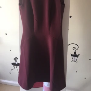  - Jätte fin vinröd kläning 