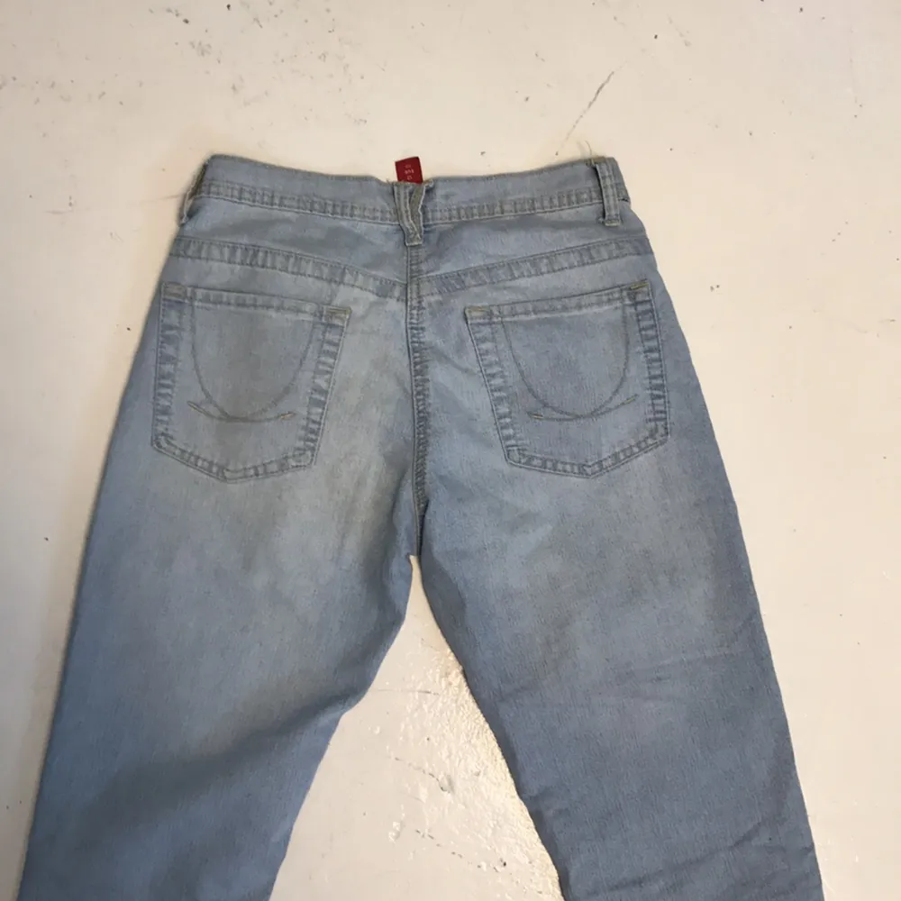 ⭐️ljusblåa skinny jeans med mellanhög midja Strl 40 Tar swish, kan även mötas upp i stan. Köparen står för frakten.. Jeans & Byxor.