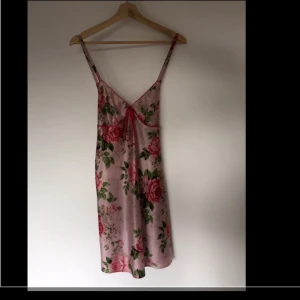  - Nattlinne i bästa kvalité, i storlek M-L. Känns skön mot huden. 