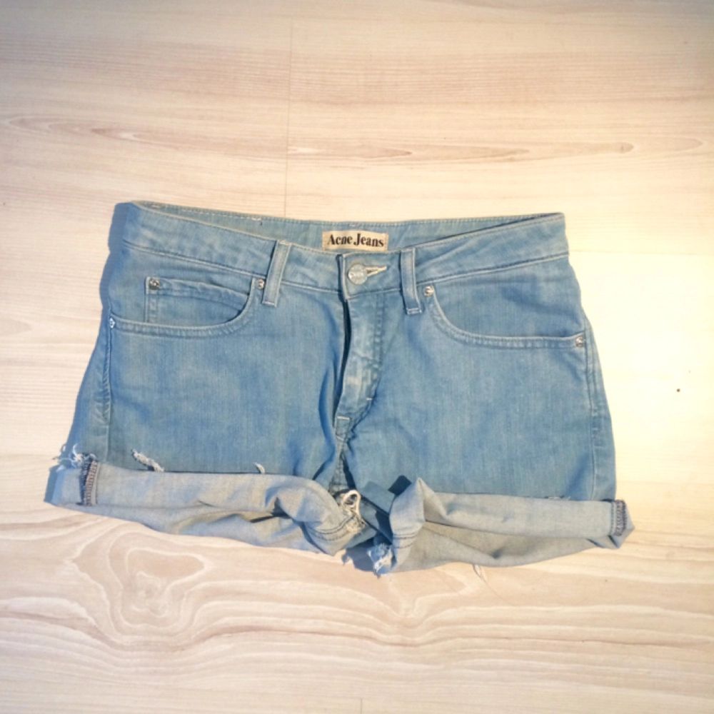 Avklippta jeans från Acne Jeans. Storlek 29 i midjan.  Frakt tillkommer.. Shorts.