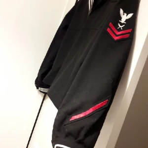  - äkta militär/seglar jacka i ull. fler bilder kan skickas. 