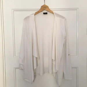  - Härlig vit cardigan från VILA. Mjukt material som faller fint. Endast använd ett fåtal gånger. Kan mötas upp eller skicka om köparen står för frakt. 