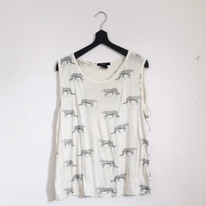  - Oversized topp med geparder på. Från forever21. Skulle säga att den passar XS till M beroende på hur man vill att den ska sitta. Frakt tillkommer! 
