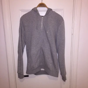  - Klassisk grå hoodie från HM herr. Gott skick! Underbart skön och bra passform. 