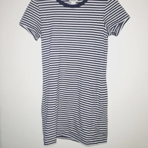  - MARIN klänning från Monki, underbar på sommaren. 
Strechigt mjukt tyg så passar mig som är en M bra (åtsittande) och på en XS sitter den också jättesnyggt men lite lösare. En favorit!
🌹🌹