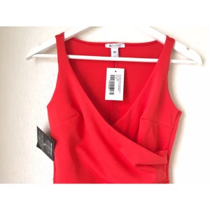  - Jättefin röd klänning från Nelly som tyvärr inte passar mig 
Aldrig använd
Nypris: 349kr
Hör av dig för fler bilder eller frågor 