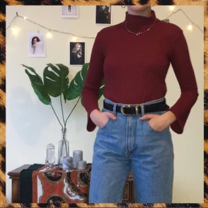  - Jättefin roströd turtlenecktröja med bell sleeves! Köpt på pull&bear och i riktigt bra skick :)