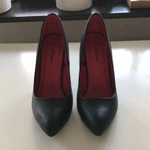  - Svarta klassiska klackar i storlek 38. Aldrig använt pga fel storlek.