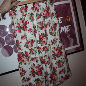  - Superfin jumpsuit / playsuit. Vet ej vart den kommer ifrån. Står inte heller vilken storlek. Känns som en XS/S. Använd Max 2 gånger!  Frakt kostar 20kr.