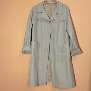  - Himmelskt blå vår/höstkappa
Smått sliten vid fickorna/små diskreta fläckar(se bild) men fortfarande frän!