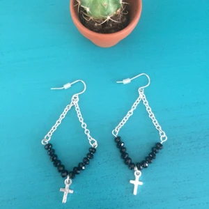  - Örhängen samt ring säljes i kit!  Sjukt snygg ring som är sparsamt använd!! matchande örhängen till ✨