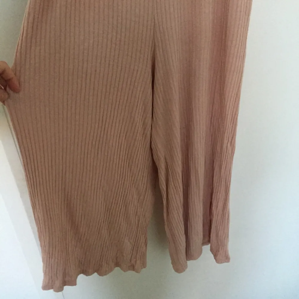 Tunn och skön byxdress från Bershka. Rosa/beige/nude.  Sommarens modell. Kortare vida ben. Bild tre är rygg. 

Köparen står för frakt. Fråga gärna!. Övrigt.