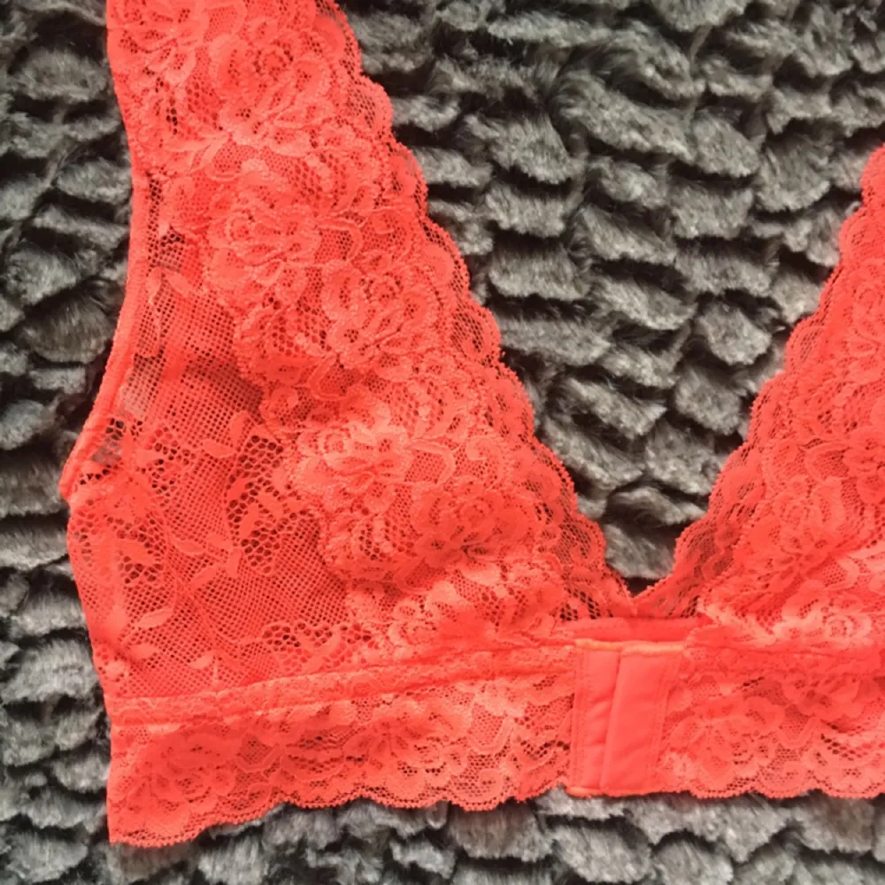 Lace bra 'V' cut both back and front. Coral color.. Toppar.