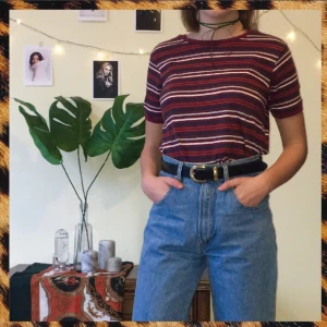  - Assnygg randig tröja från Urban Outfitters. Sitter jättefint på och ser ännu bättre ut tillsammans med typ ett par mom jeans eller en jeanskjol! I nyskick :) 
