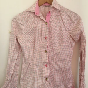  - Dam modell Rosa print skjorta med långa ärmar  storlek S 