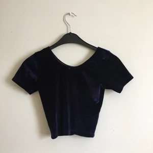  - mörklila croptop i sammet från american apparel. använd högst 1-2 ggr! 