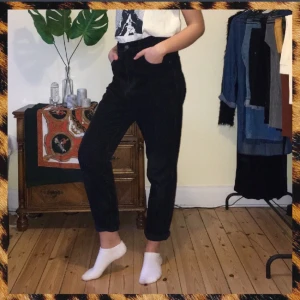  - Ascoola unisex-byxor i svart manchester. Dem kommer från Monki och är rätt så baggy, tror därför att dem passar hela vägen upp till strl M trots att jag på bilden har XS/S. Jättefint skick!