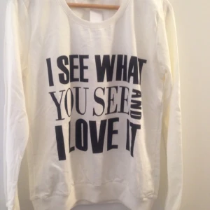  - Säljer en gosig långärmad tröja i storlek M från Gina Tricot. Hör av dig vid intresse! Den är ej använd (nypris 299 kr). Möts gärna upp i Jkpg men kan även tänka mig att skicka tröjan mot fraktkostnad. 