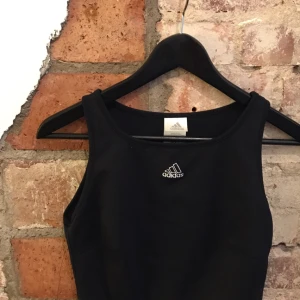  - Träningslinne från Adidas, lite längre än till naveln, har själv använt de som vanligt linne till höga jeans! Lite halv kaxigt ändå! Men tyvärr är den för liten nu. 