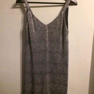  - Snygg glittrig klänning med djup skärning i ryggen köpt på Mango, aldrig använd. 

Kan mötas upp i Stockholmsområdet eller skickas emot fraktkostnad. 