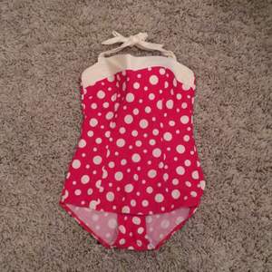 Pin up polkadot bathing suit
Strawberry red with white dots. Never used. 