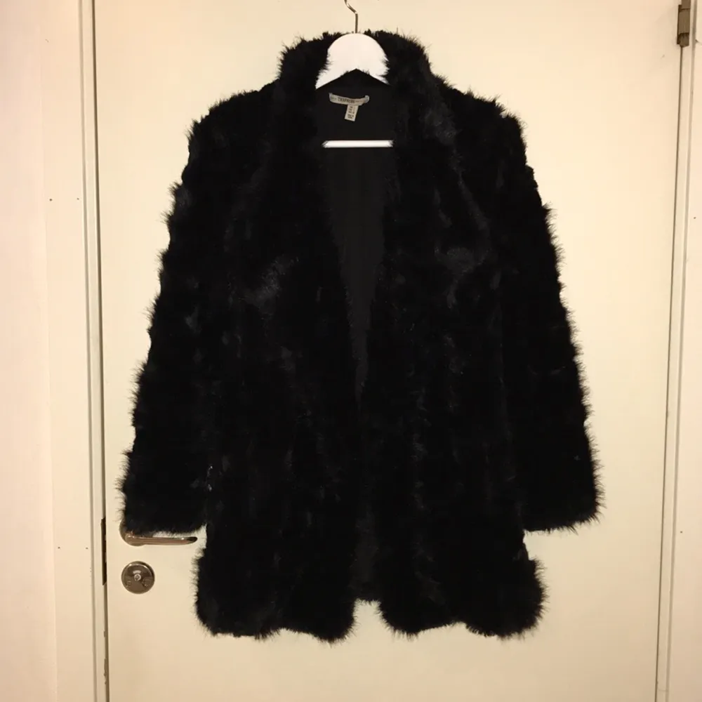 Svart faux fur (fuskpäls) från Zara. Originalpris 600kr.. Jackor.