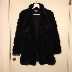 Svart faux fur (fuskpäls) från Zara. Originalpris 600kr.