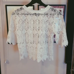  - Fin blus från Topshop. Storlek 36. Använd ett fåtal gånger. 

Frakt kostar 25kr