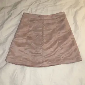 Puderrosa kjol i mocka från H&M. 