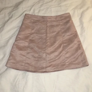  - Puderrosa kjol i mocka från H&M. 