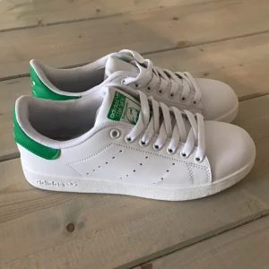  - Helt nya Adidas Stan Smith. Stl 39 men små i stl så mer som en 38a. Lägger upp annonsen igen pga oseriös köpare. 