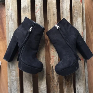  - Svarta mockaimitation klackar från Nelly Aldrig använda Höjd 14 cm