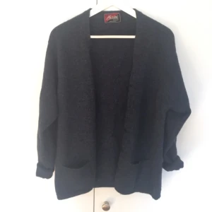  - Fin kofta i mörkblå färg med fina knappar, 100% ull och är köpt vintage. Tyvärr har jag aldrig använt den själv men den är i gott skick! Jag är storlek small och då blir den schysst oversize men funkar även för en large skulle jag tro👌🏻👌🏻 Möts gärna upp i Göteborg annars står köparen för frakten. 